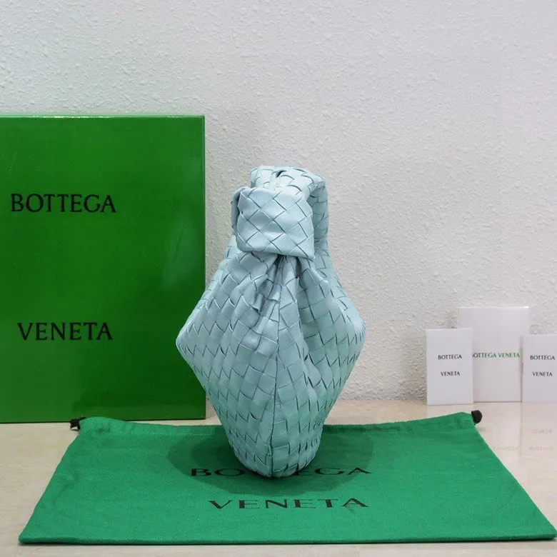 Batch 1460 BV Bottega Veneta 2022 Early Spring New Ladies Medium JODIE Handbag BV Bag 🔥The new method is to round the corners on the original basis and knot the round hobo bag with classic woven leather. The most iconic triangular pull-out design, using sheepskin draped soft shape, is super suitable for concave shapes~ Jodie feels really gentle to people, and is definitely the best item for daily matching. It has the same weave, new elements and twists, and is versatile. It is the new favorite of street style Internet celebrities! Size: 36*21*13 Model: 6697